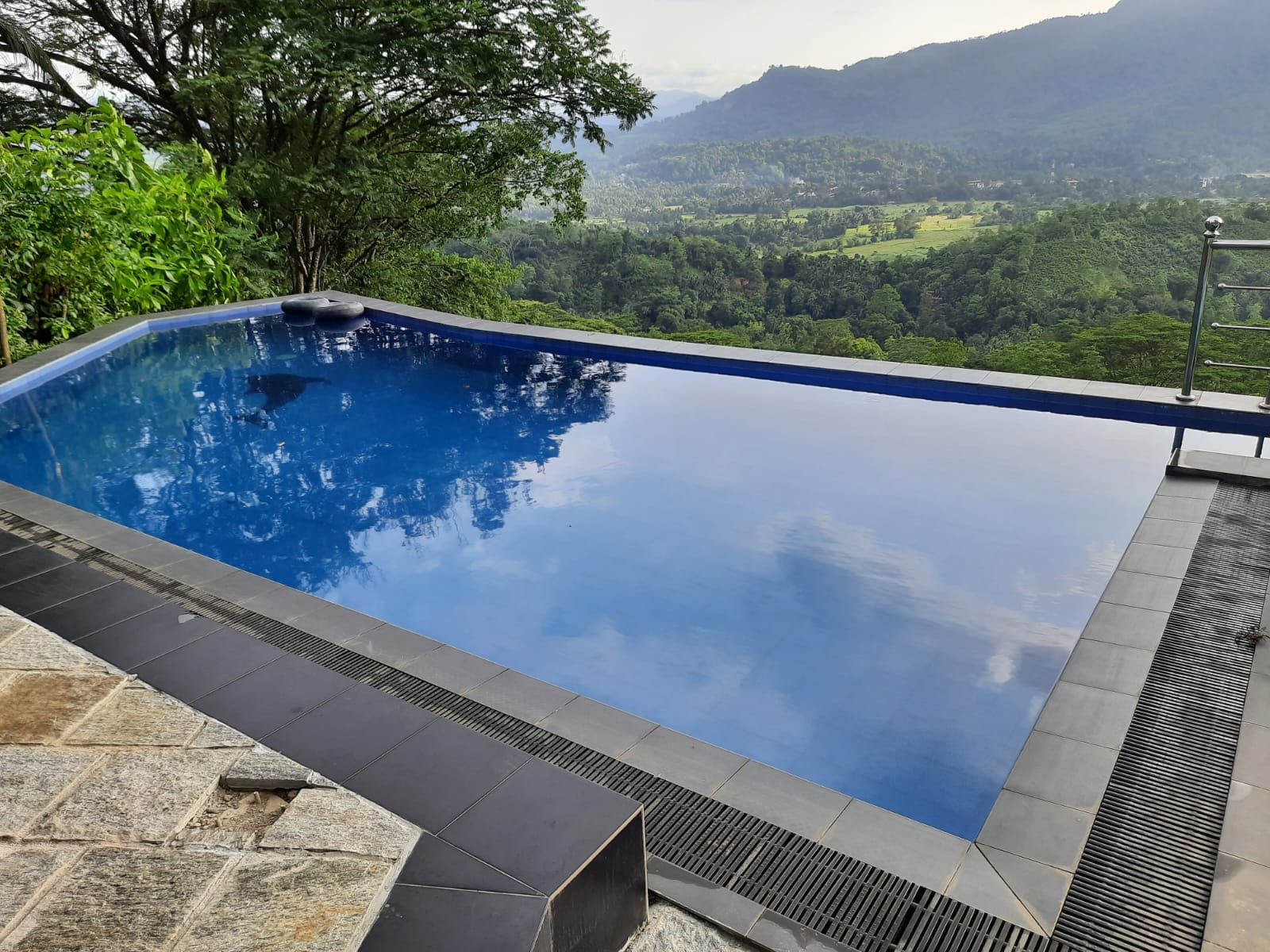 Terrace Cinnamon View infinity pool with panoramic highland mountain view