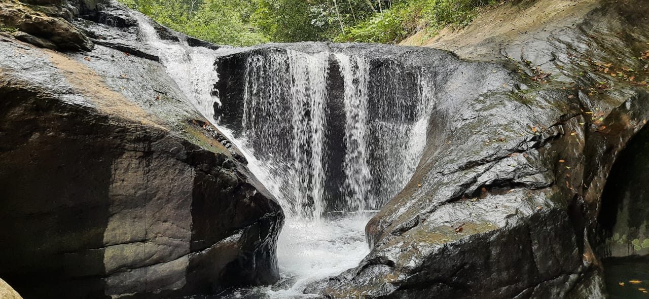 A single waterfall cascade on the highland excursion trail