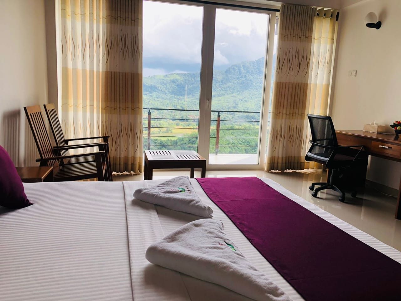 Terrace Cinnamon View double room interior with mountain view, purple theme