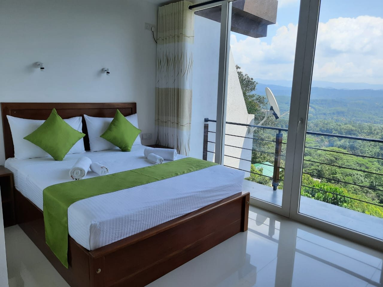 Terrace Cinnamon View double room interior with panoramic view, green theme